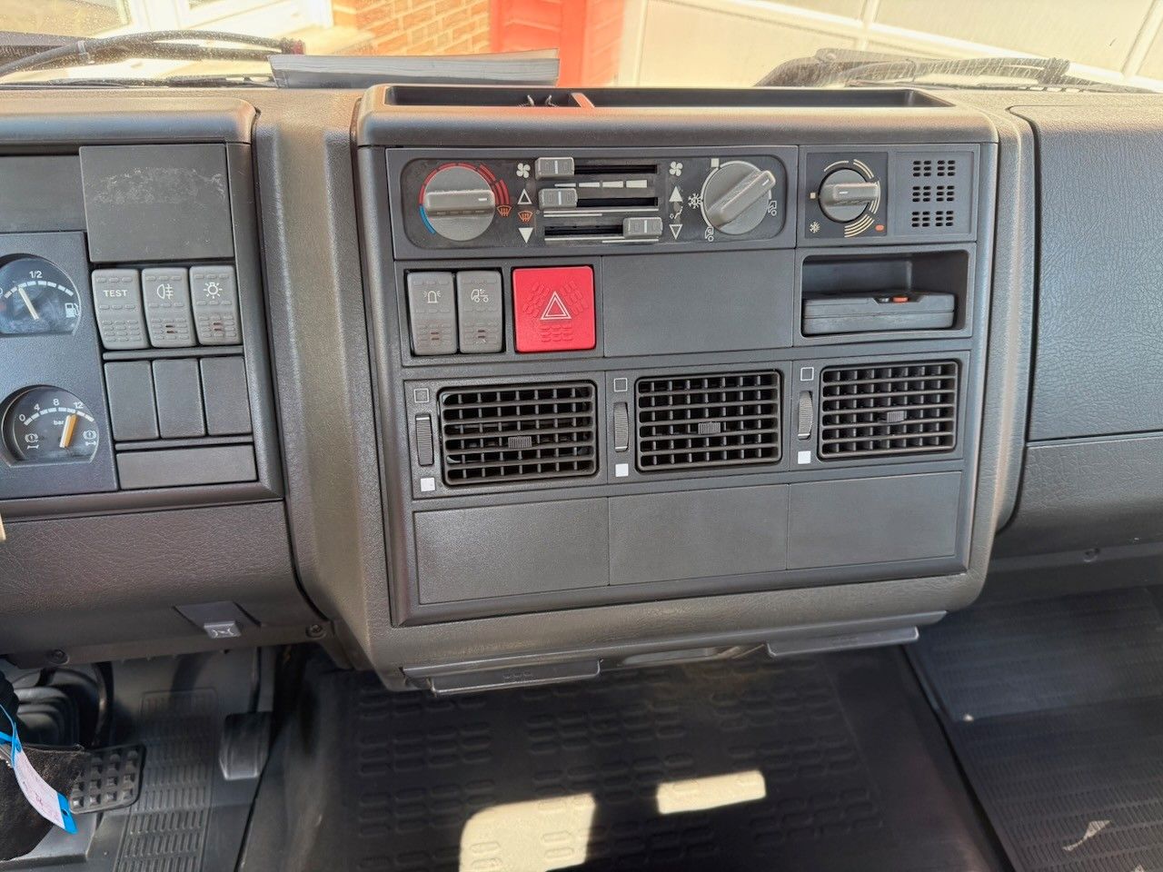 Fahrzeugabbildung Iveco ML 75E 14, Schiebeplateau, Hubbrille