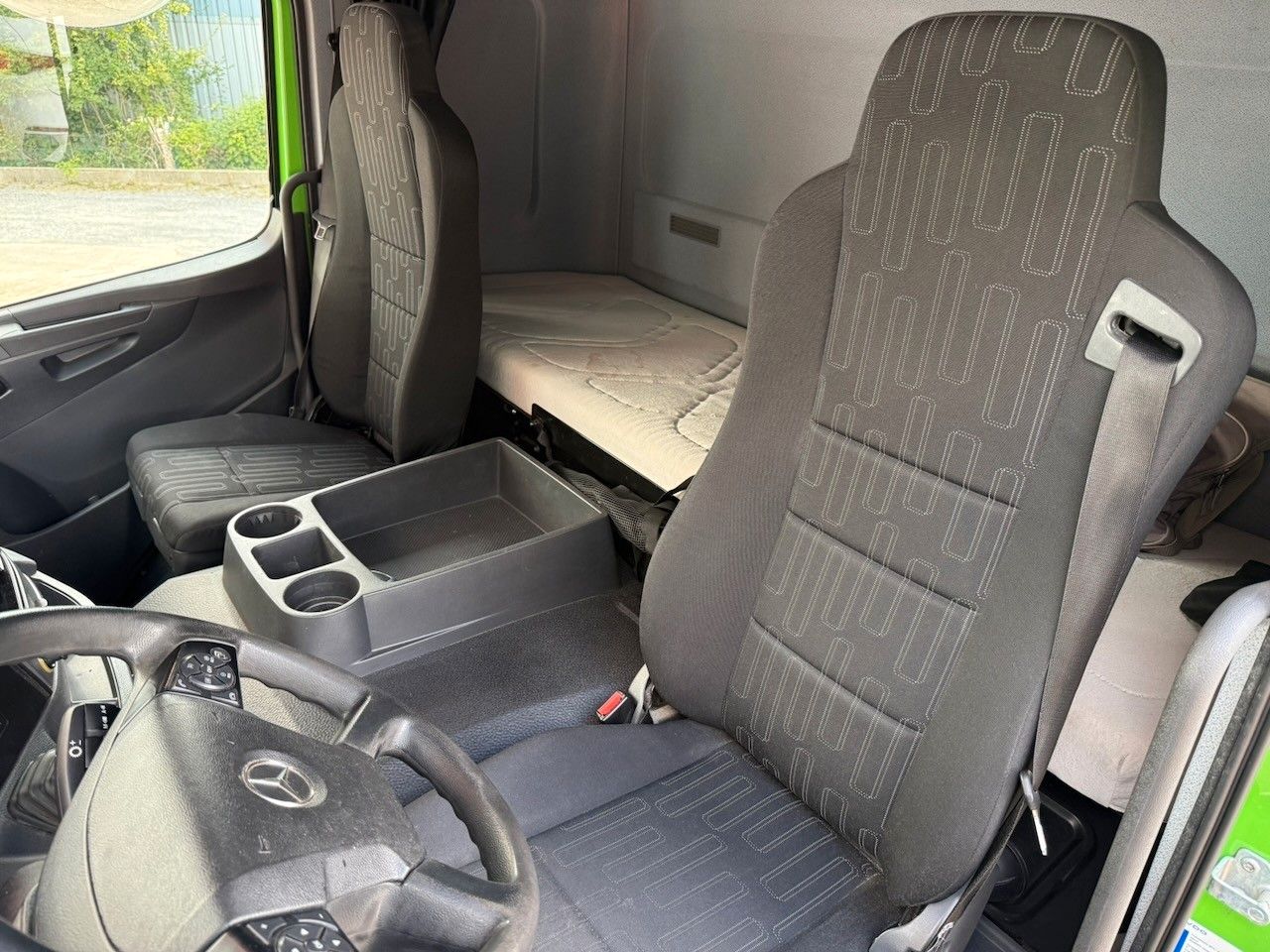 Fahrzeugabbildung Mercedes-Benz 1624L Atego Pritsche/Plane/Lbw. , 1 Liege,