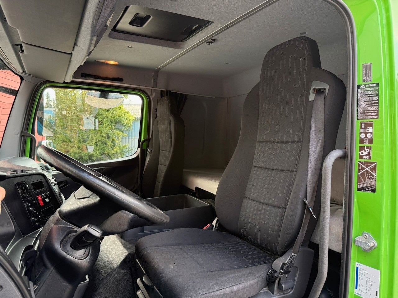 Fahrzeugabbildung Mercedes-Benz 1624L Atego Pritsche/Plane/Lbw. , 1 Liege,