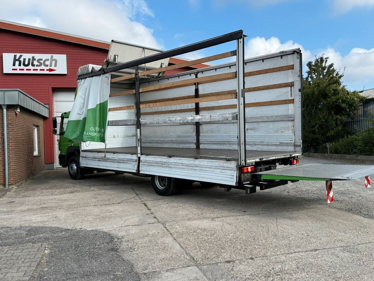 Fahrzeugabbildung Mercedes-Benz 1624L Atego Pritsche/Plane/Lbw. , 1 Liege,