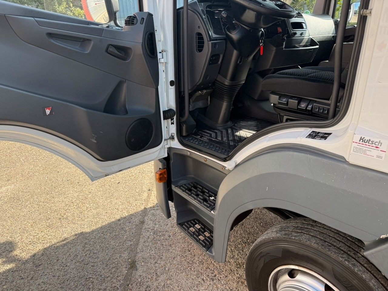 Fahrzeugabbildung Mercedes-Benz 1221L Atego Pritsche offen 179Tkm, EURO 6E, ADR