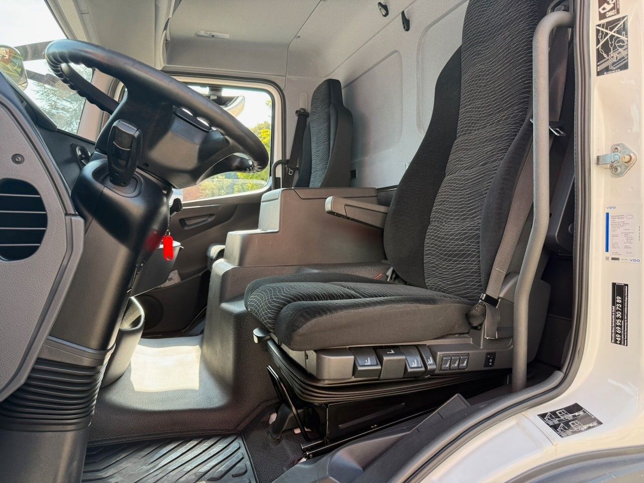 Fahrzeugabbildung Mercedes-Benz 1221L Atego Pritsche offen 179Tkm, EURO 6E, ADR