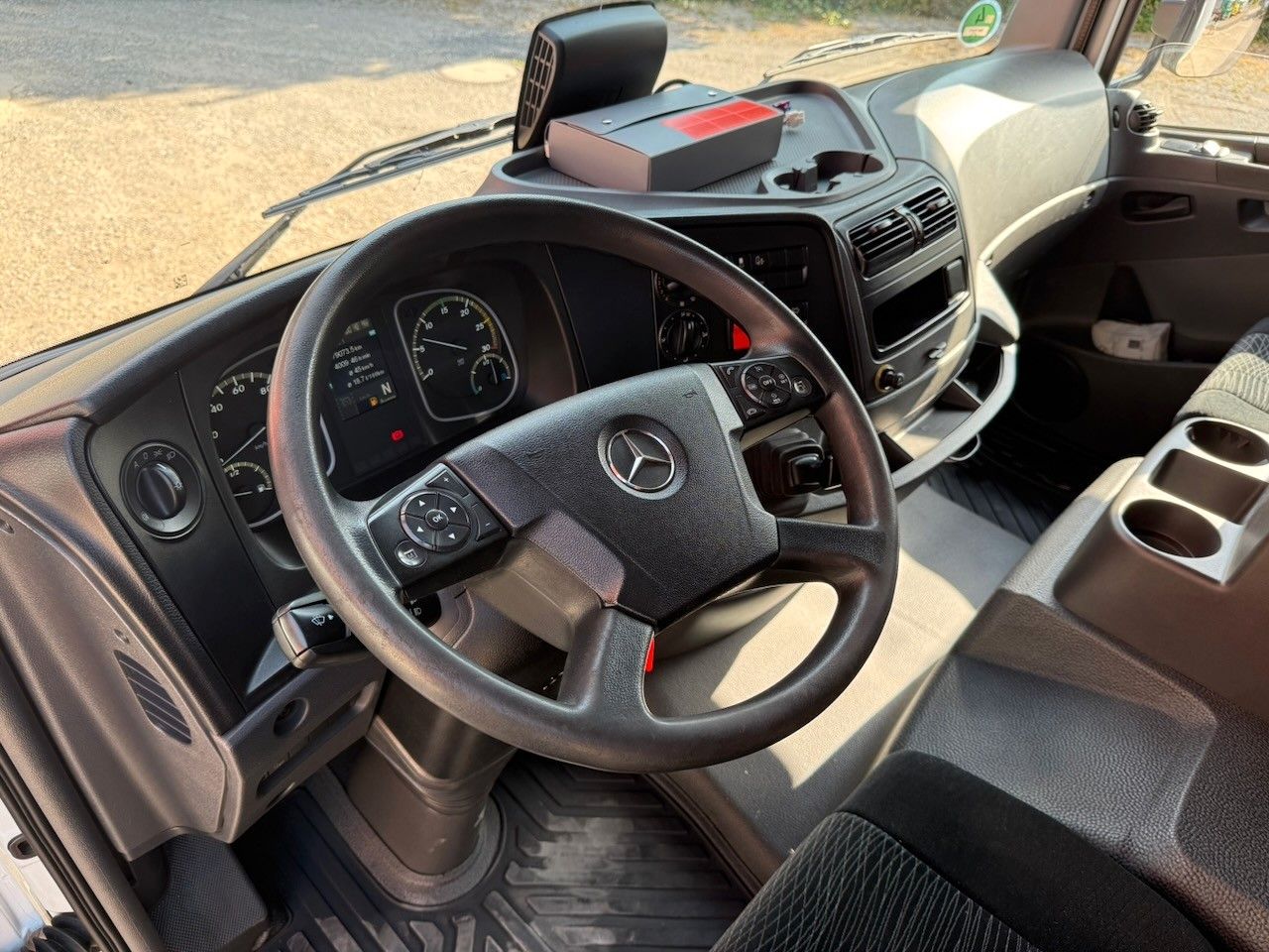 Fahrzeugabbildung Mercedes-Benz 1221L Atego Pritsche offen 179Tkm, EURO 6E, ADR