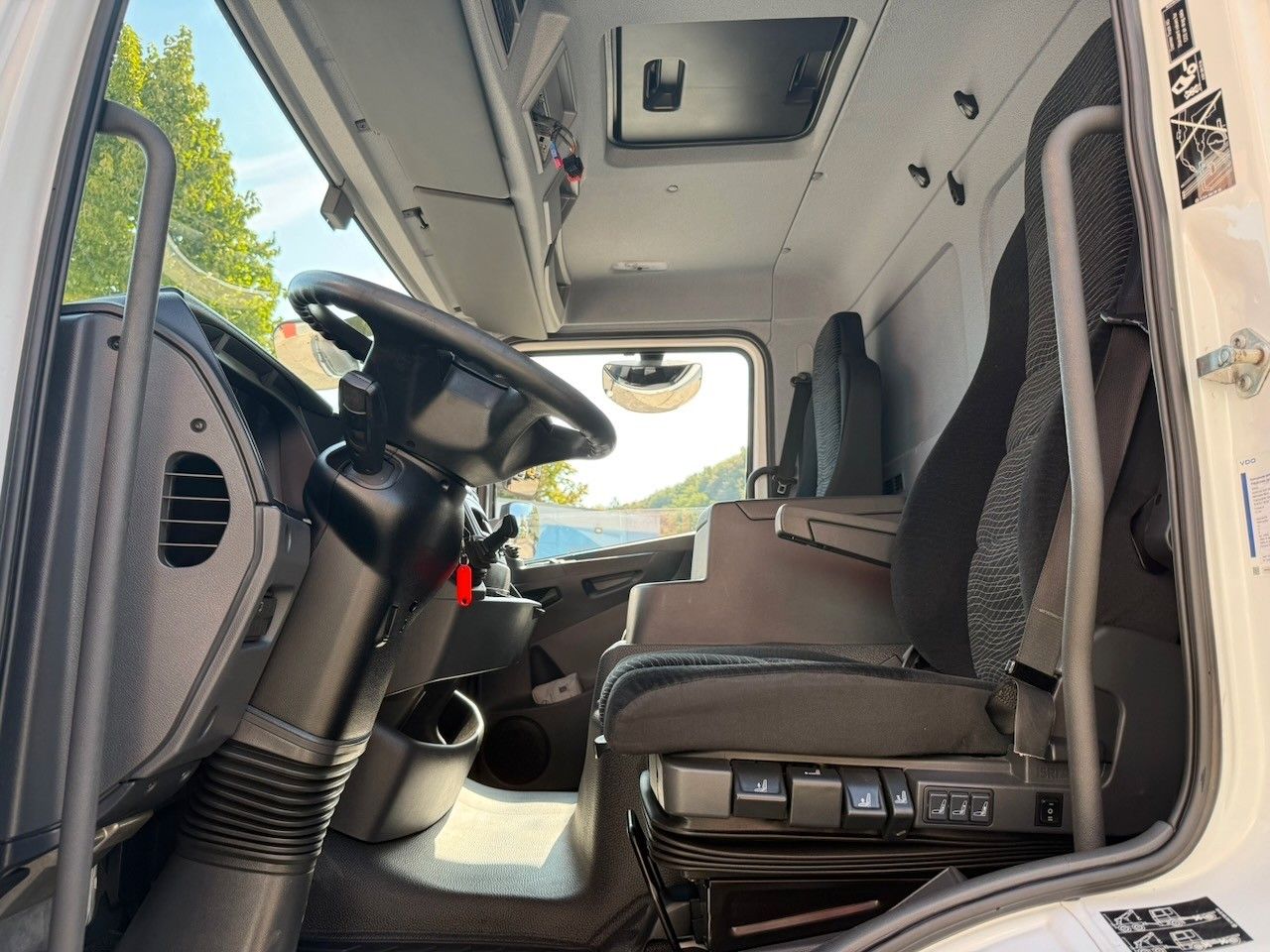Fahrzeugabbildung Mercedes-Benz 1221L Atego Pritsche offen 179Tkm, EURO 6E, ADR