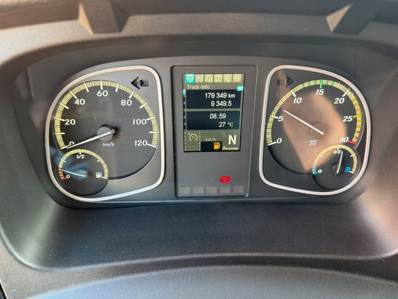 Fahrzeugabbildung Mercedes-Benz 1221L Atego Pritsche offen 179Tkm, EURO 6E, ADR