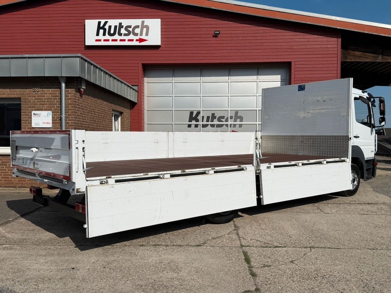 Fahrzeugabbildung Mercedes-Benz 1221L Atego Pritsche offen 179Tkm, EURO 6E, ADR
