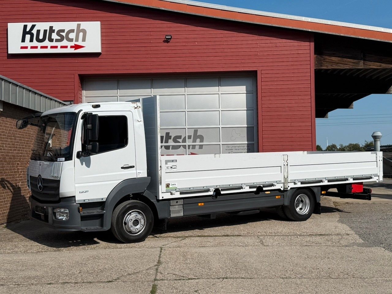 Fahrzeugabbildung Mercedes-Benz 1221L Atego Pritsche offen 179Tkm, EURO 6E, ADR