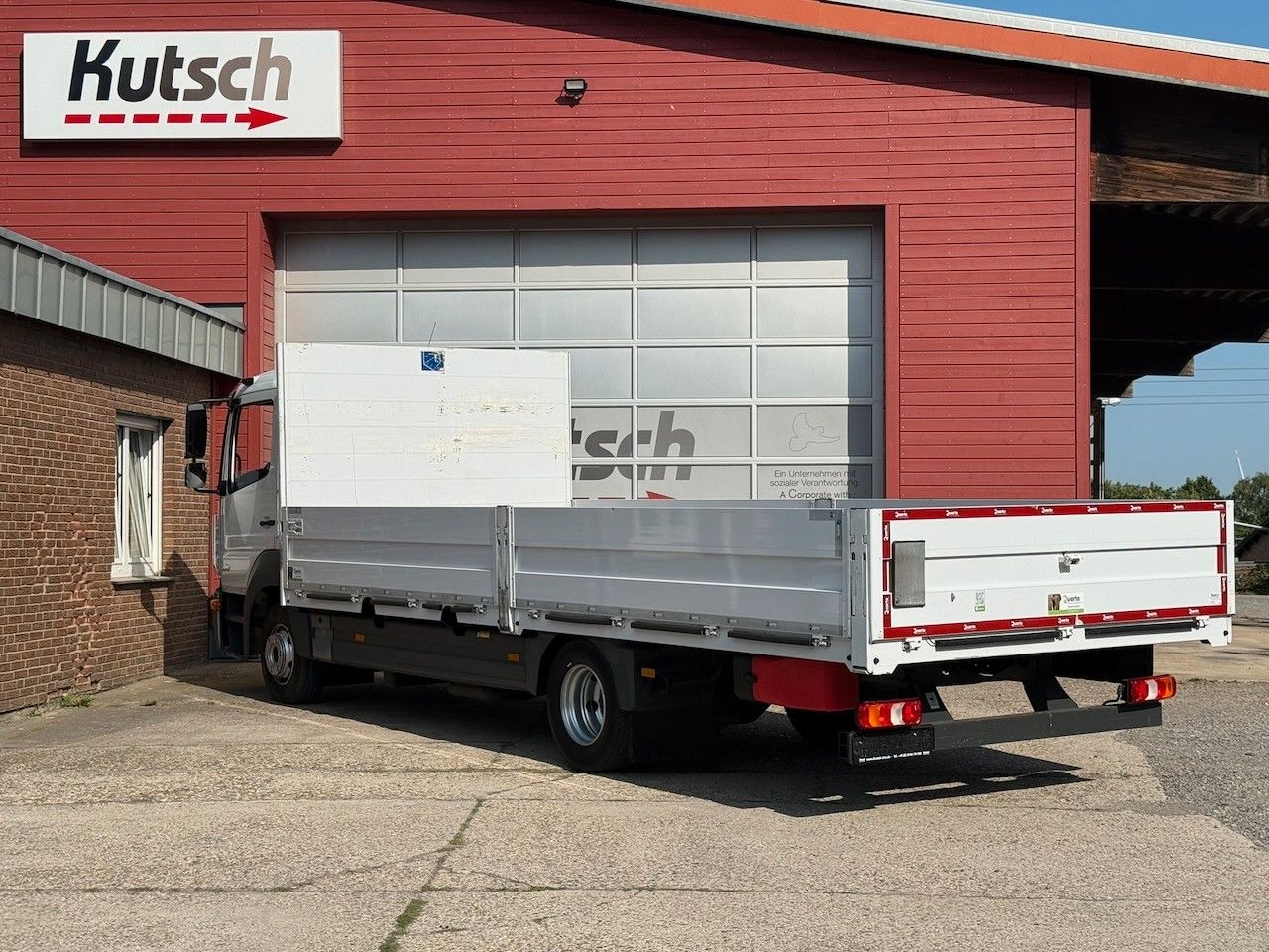 Fahrzeugabbildung Mercedes-Benz 1221L Atego Pritsche offen 179Tkm, EURO 6E, ADR