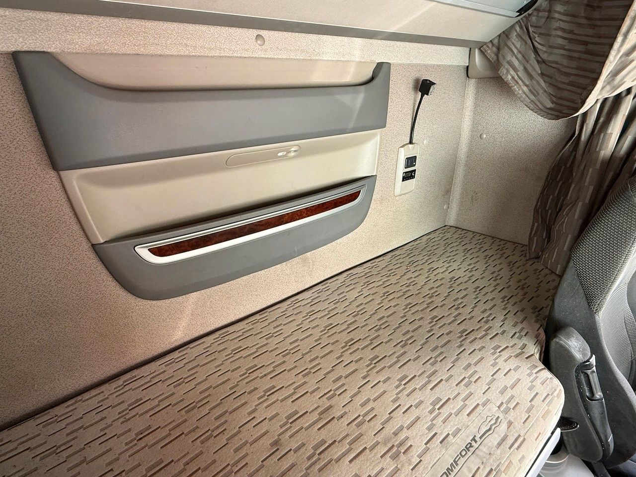 Fahrzeugabbildung DAF XF 510 SuperSpace Cab + Krone 3achs Coil