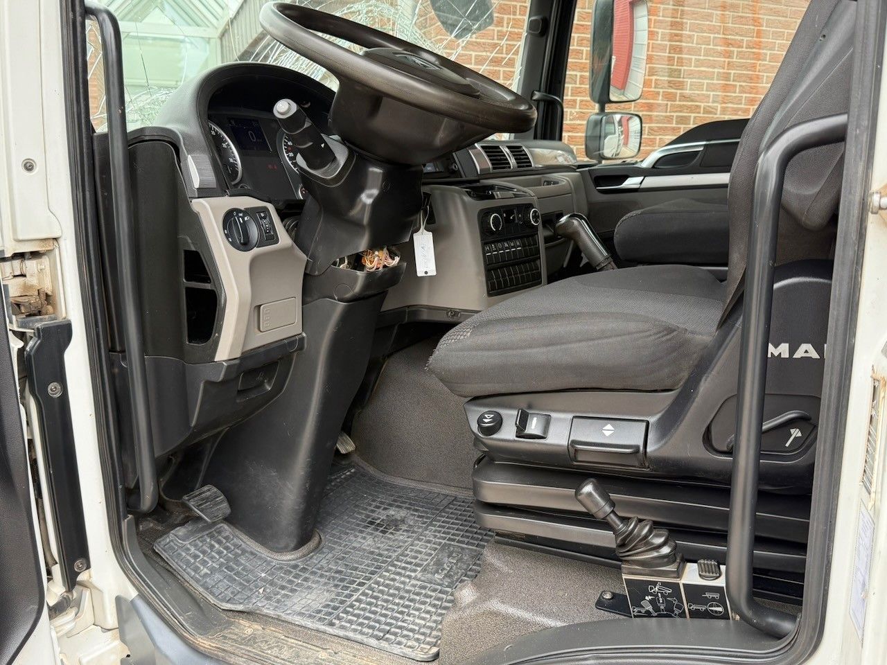 Fahrzeugabbildung MAN TGL 8.250K Kipper / AHK / Frontschaden