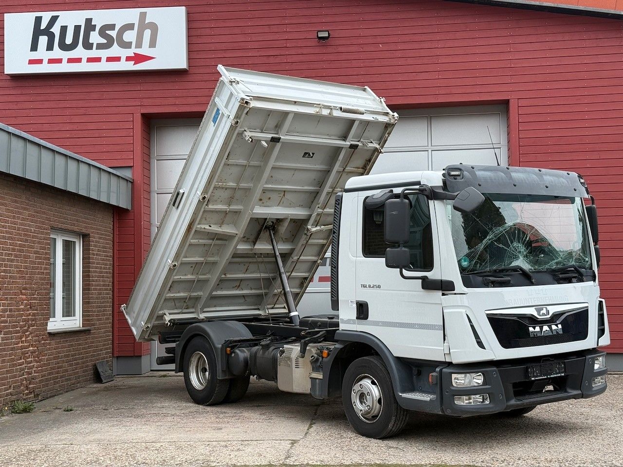 Fahrzeugabbildung MAN TGL 8.250K Kipper / AHK / Frontschaden