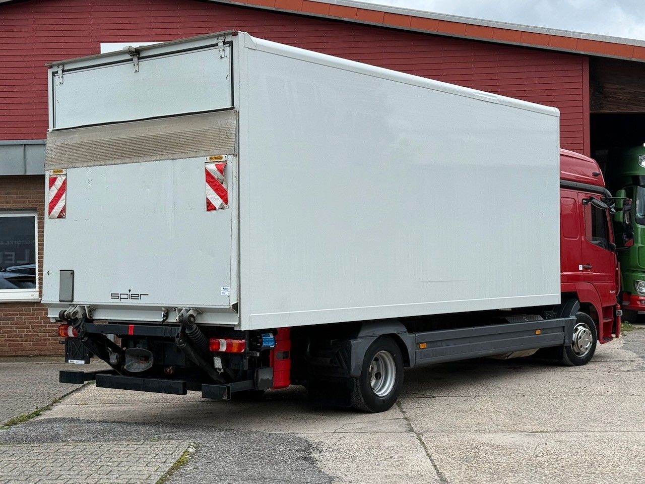 Fahrzeugabbildung Mercedes-Benz 824 / 924 L Möbel-Koffer, großes Fhs., LBW