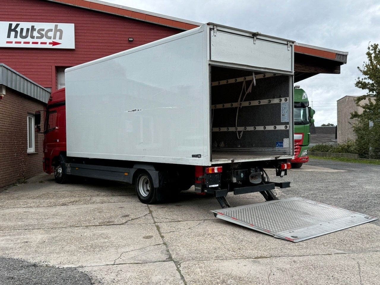 Fahrzeugabbildung Mercedes-Benz 824 / 924 L Möbel-Koffer, großes Fhs., LBW