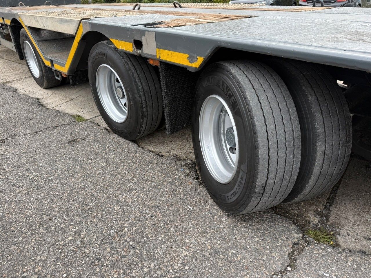 Fahrzeugabbildung Meusburger MTS-3 Tele Lenk, 49t Tieflader mit Rampen