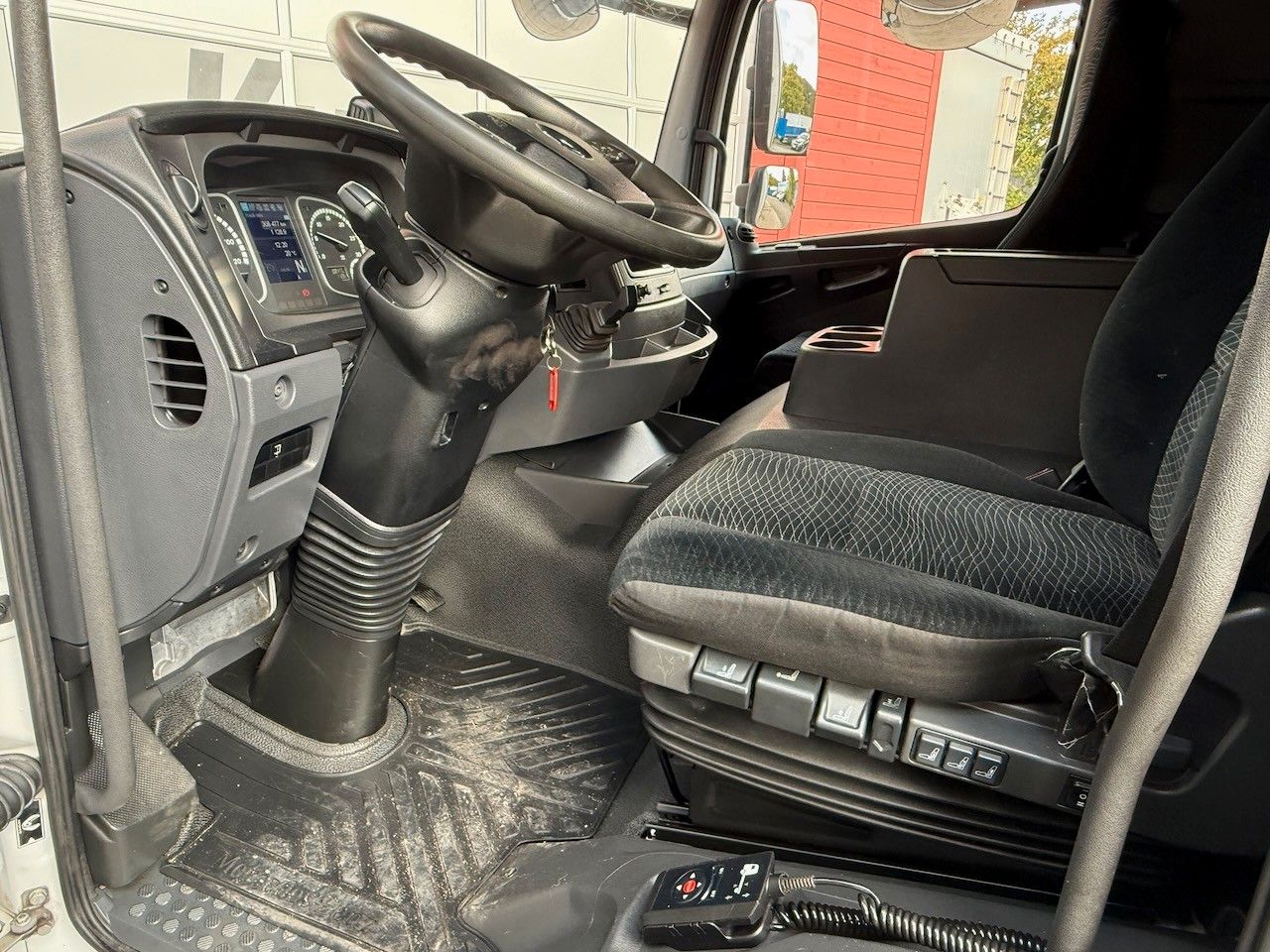 Fahrzeugabbildung Mercedes-Benz Atego 1530L Pritsche/Plane, Klima, Standheizung