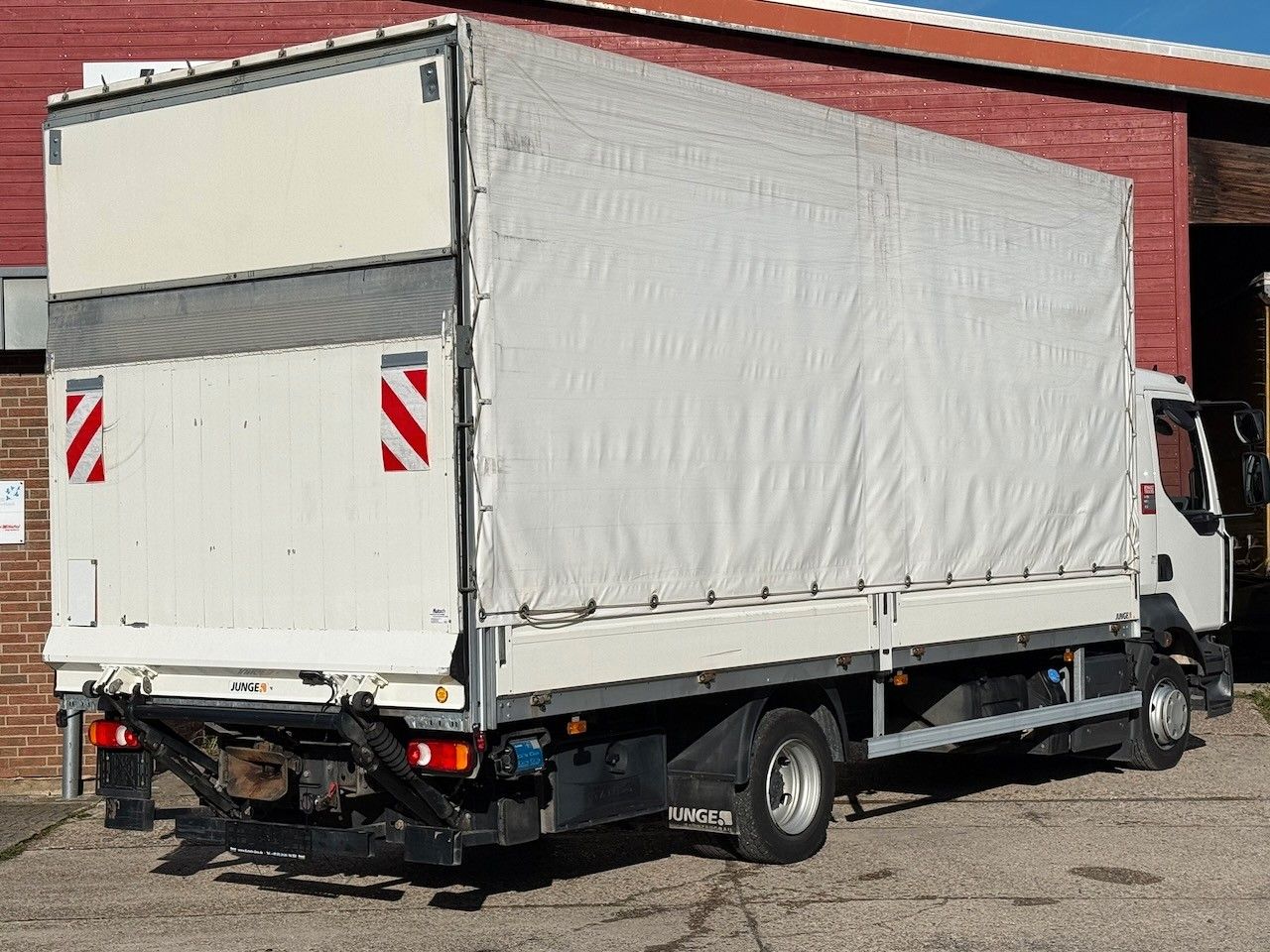 Fahrzeugabbildung Renault D7,5*240 Pritsche/Lbw. 1 Liege