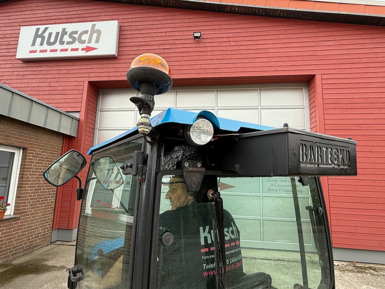 Fahrzeugabbildung Andere LS Kompakttraktor J27 HST Snowline