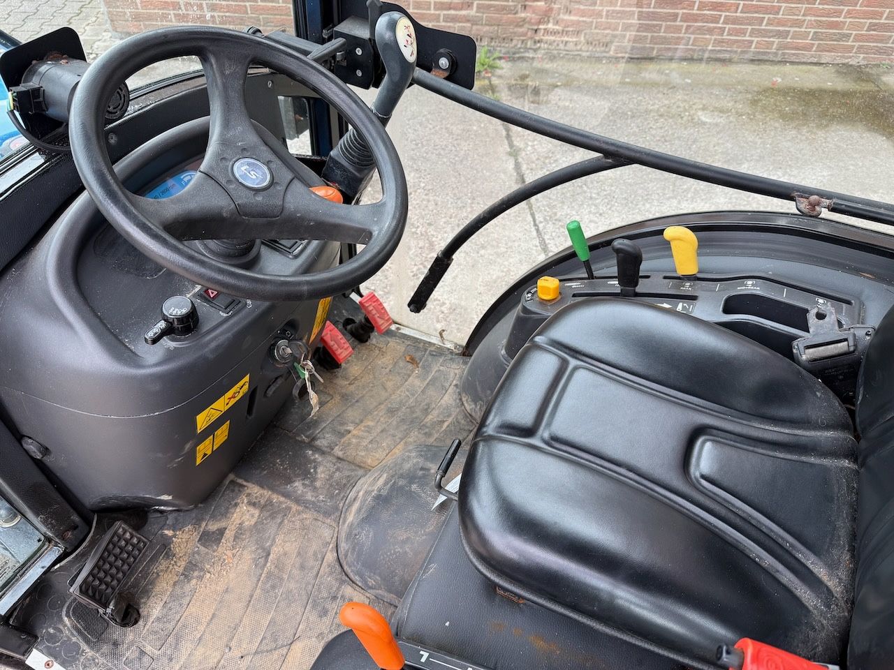 Fahrzeugabbildung Andere LS Kompakttraktor J27 HST Snowline